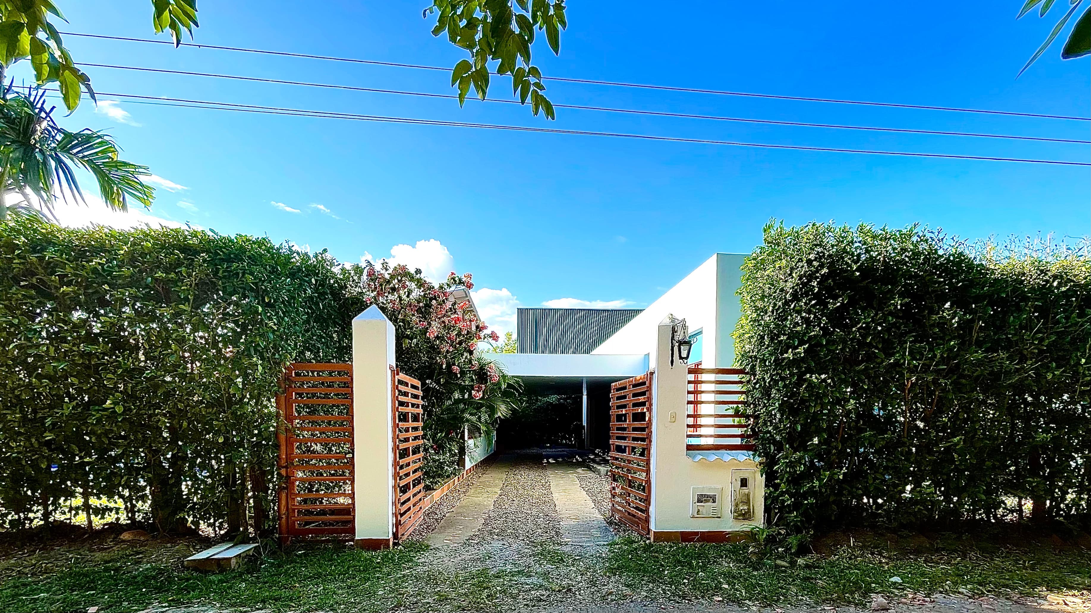 Vista nocturna iluminada cabaña alquiler Yopal - Quintas de los Ranchos